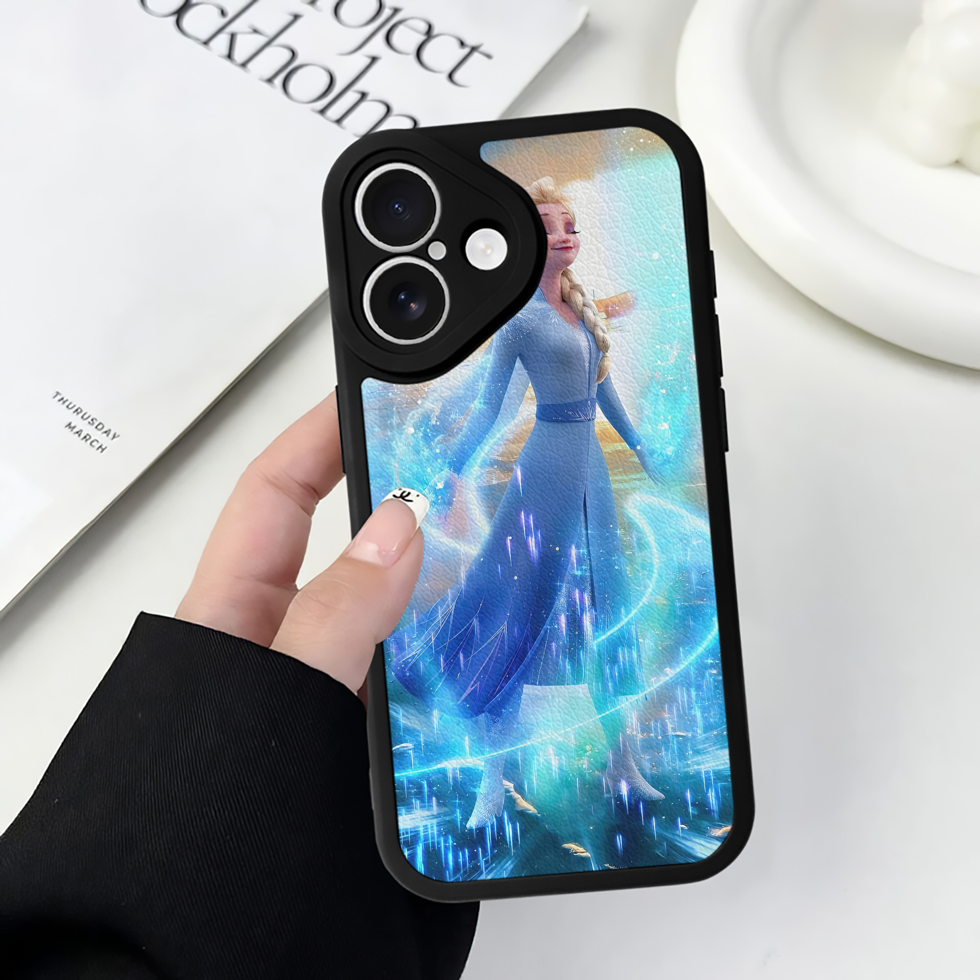 （画像用） アナと雪の女王 アンナ エルサ Frozen Anna Elsa 【iPhone 16シリーズ対応】シリコンスマホケース（レザー調） 材質：シリコン